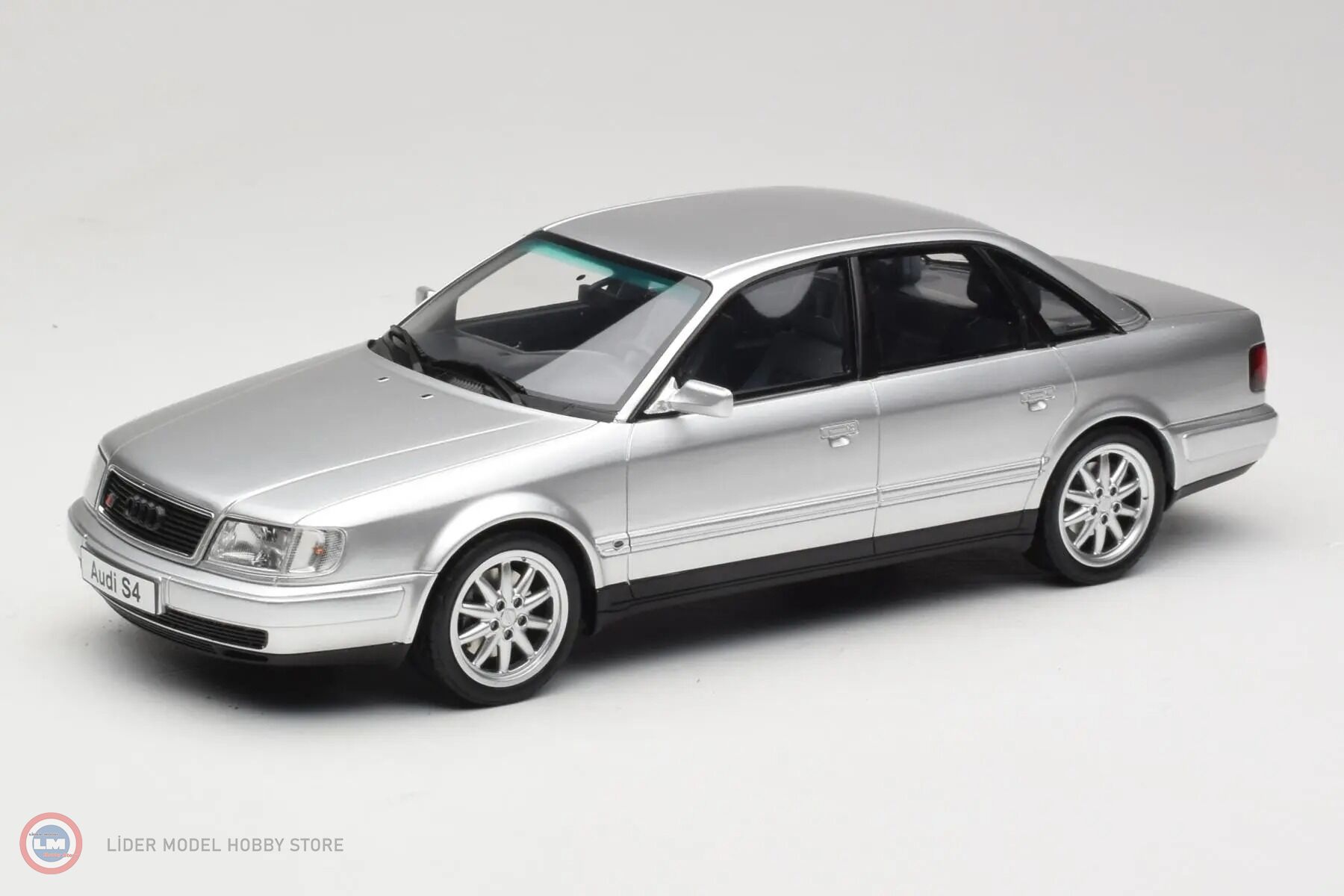 1:18 OTTO 1993 Audi S4 C4 4.2 V8
