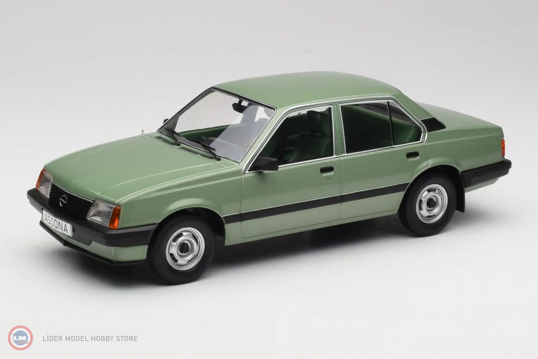 1:18 MCG 1981 Opel Ascona C