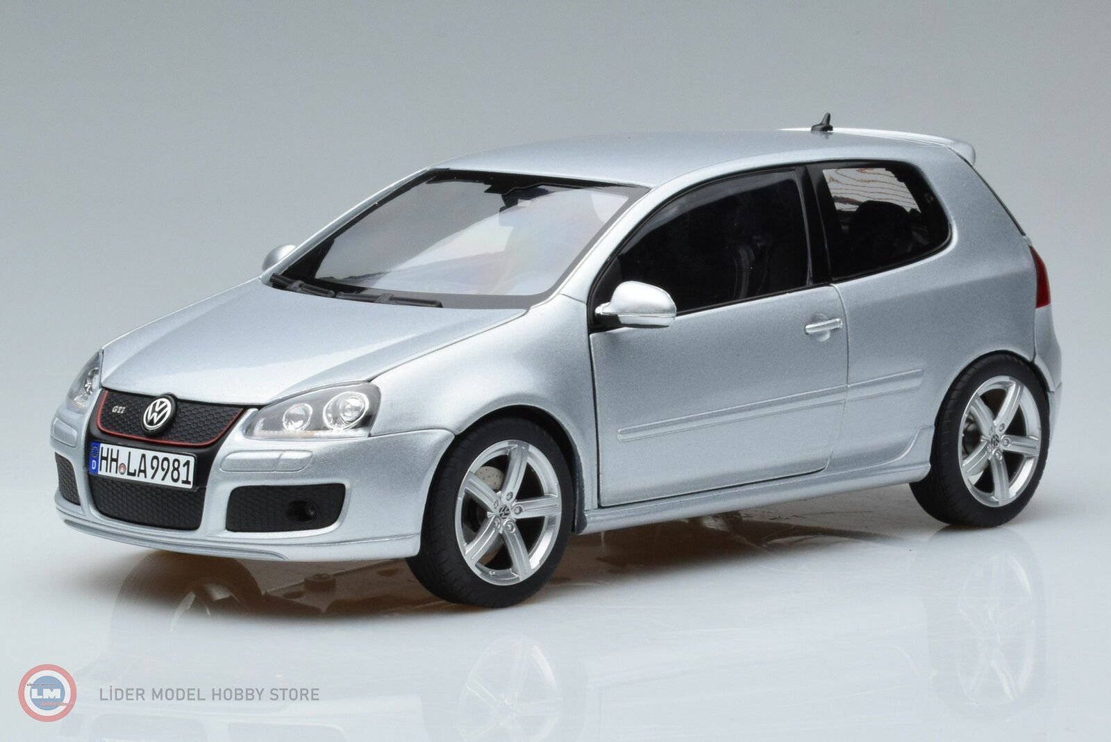 1:18 2007 Volkswagen Golf V GTI Pirelli