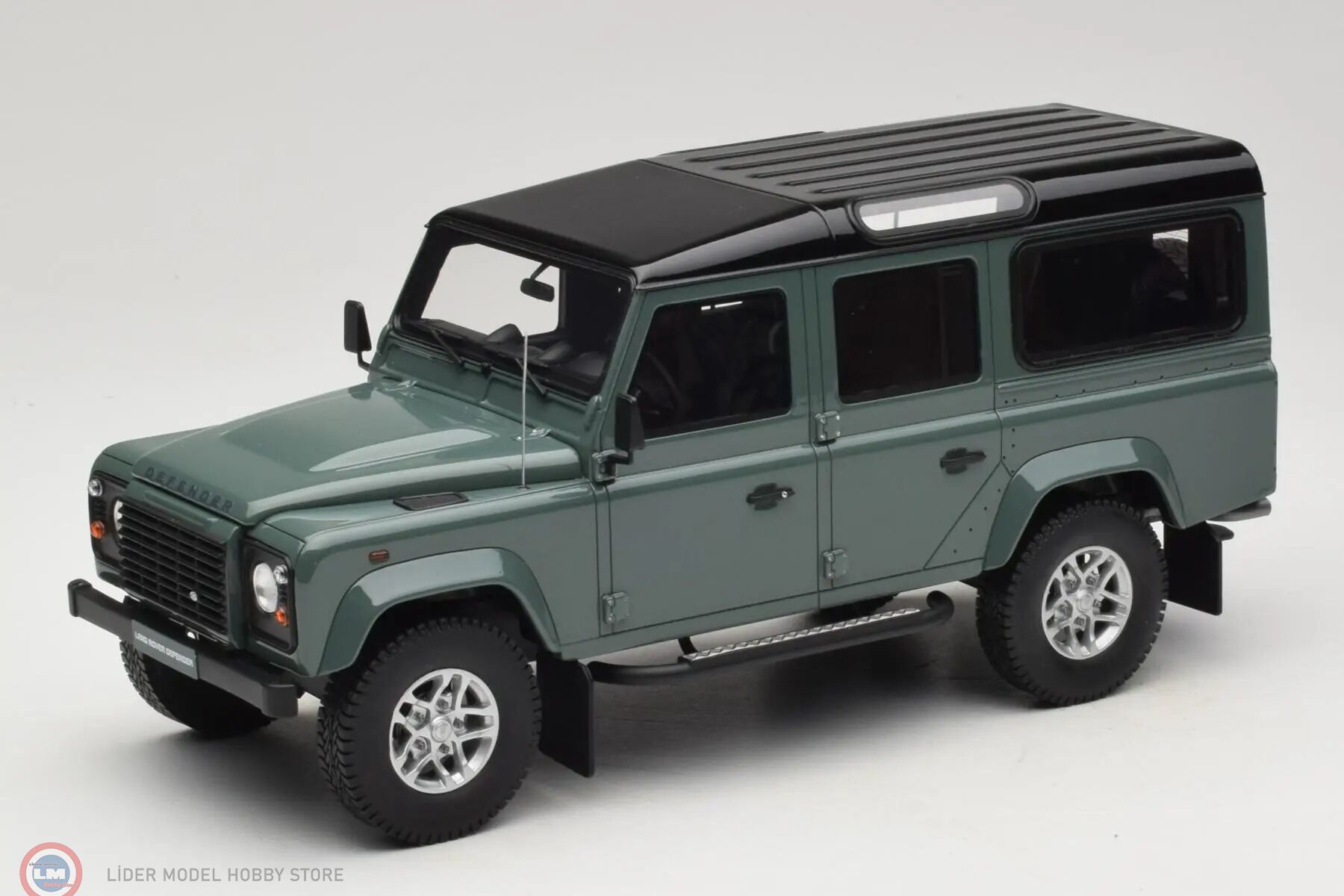 1:18 GT Spirit 2016 Land Rover Defender 3 Station Wagon