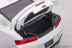 1:18 2017 Chevrolet Camaro ZL1 71206 (Summit White)