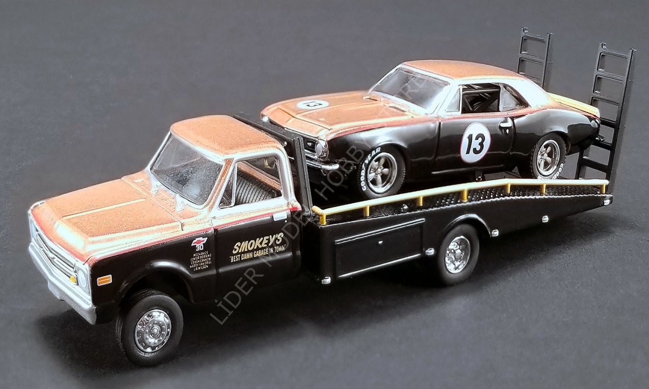 1:64 1967 Chevrolet C30 Ramp Truck #13 Smokey Yunick Trans Am Camaro