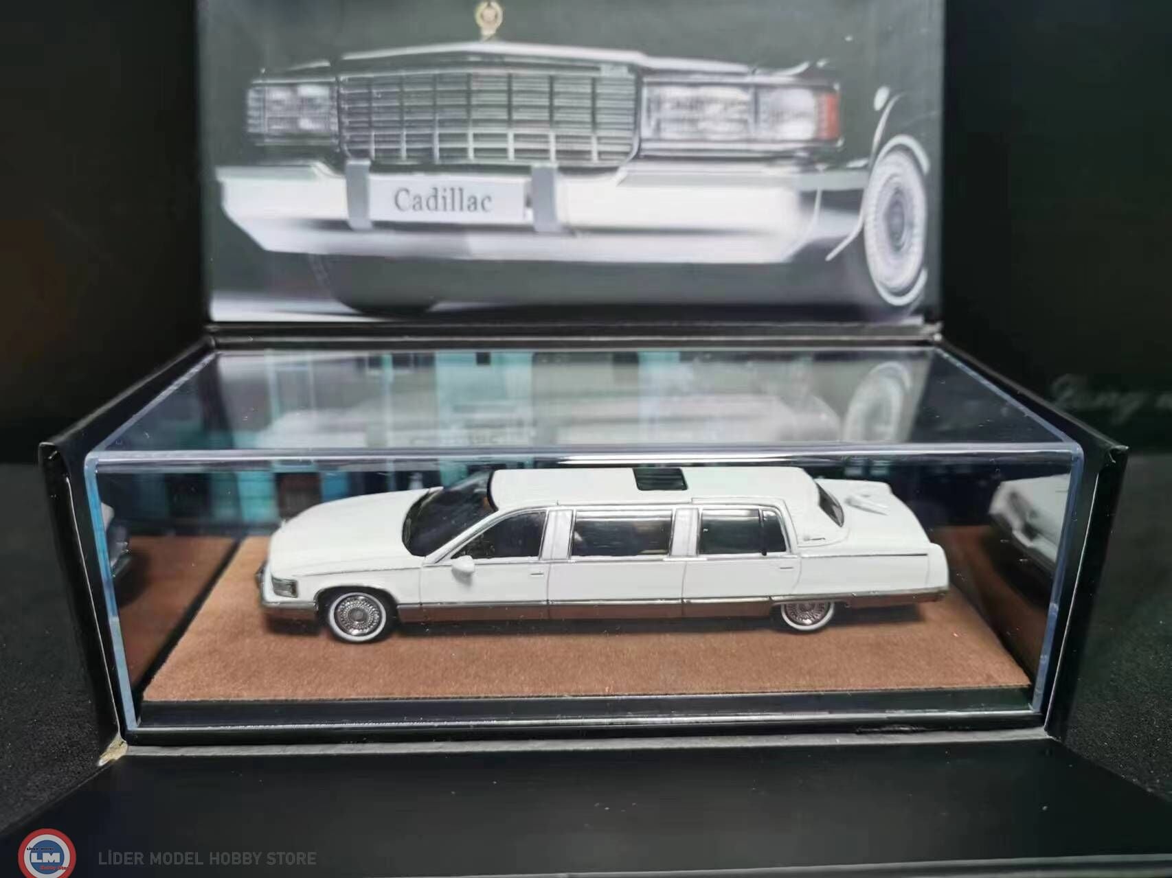 KUSURLU 1:64 Xiaoguang Cadillac Fleetwood Limousine