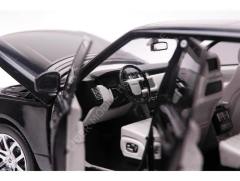 1:18 2013 Land Rover Range Rover Vogue