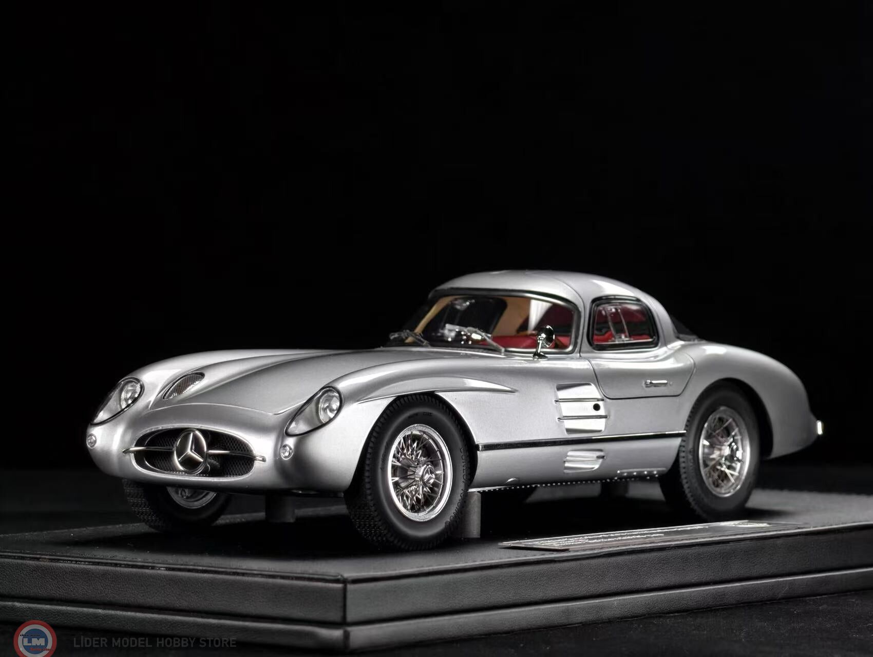 1:18 V8 Model 1955 Mercedes Benz 300 SLR & SHOWCASE