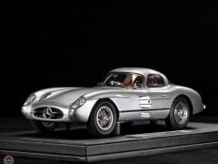 1:18 V8 Model 1955 Mercedes Benz 300 SLR & SHOWCASE