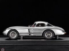 1:18 V8 Model 1955 Mercedes Benz 300 SLR & SHOWCASE