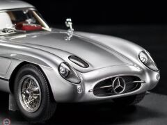 1:18 V8 Model 1955 Mercedes Benz 300 SLR & SHOWCASE