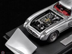 1:18 V8 Model 1955 Mercedes Benz 300 SLR & SHOWCASE