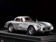 1:18 V8 Model 1955 Mercedes Benz 300 SLR & SHOWCASE