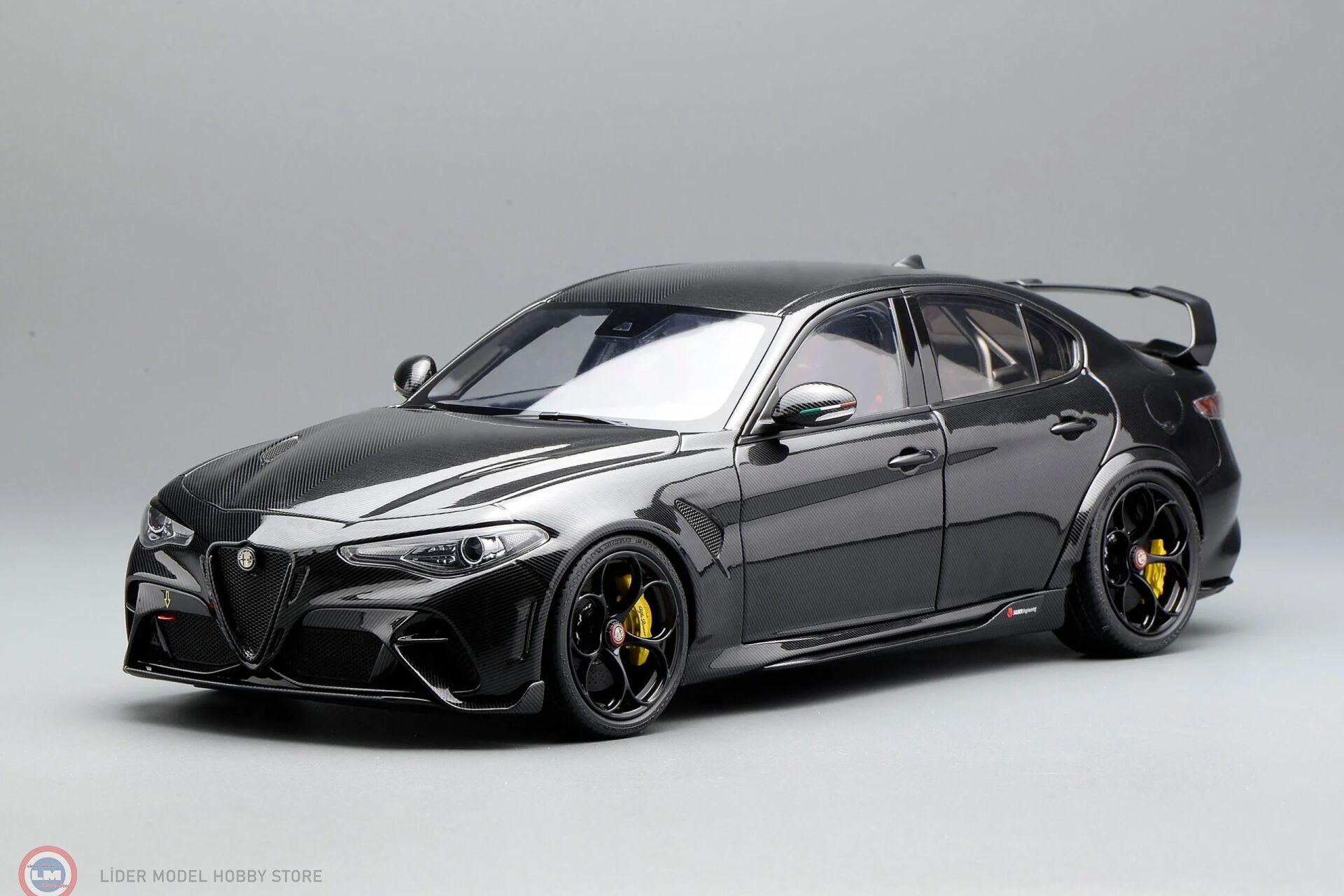 1:18 MotorHelix 2020 Alfa Romeo Giulia GTAM Carbon Edition