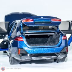 1:18 Minichamps 2023 BMW I5 Blue Metallic