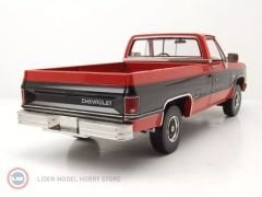 1:18 Greenlight 1984 Chevrolet K10 Scottsdale Apple Red & Midnight Black