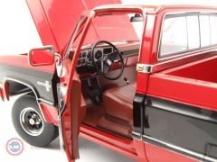 1:18 Greenlight 1984 Chevrolet K10 Scottsdale Apple Red & Midnight Black