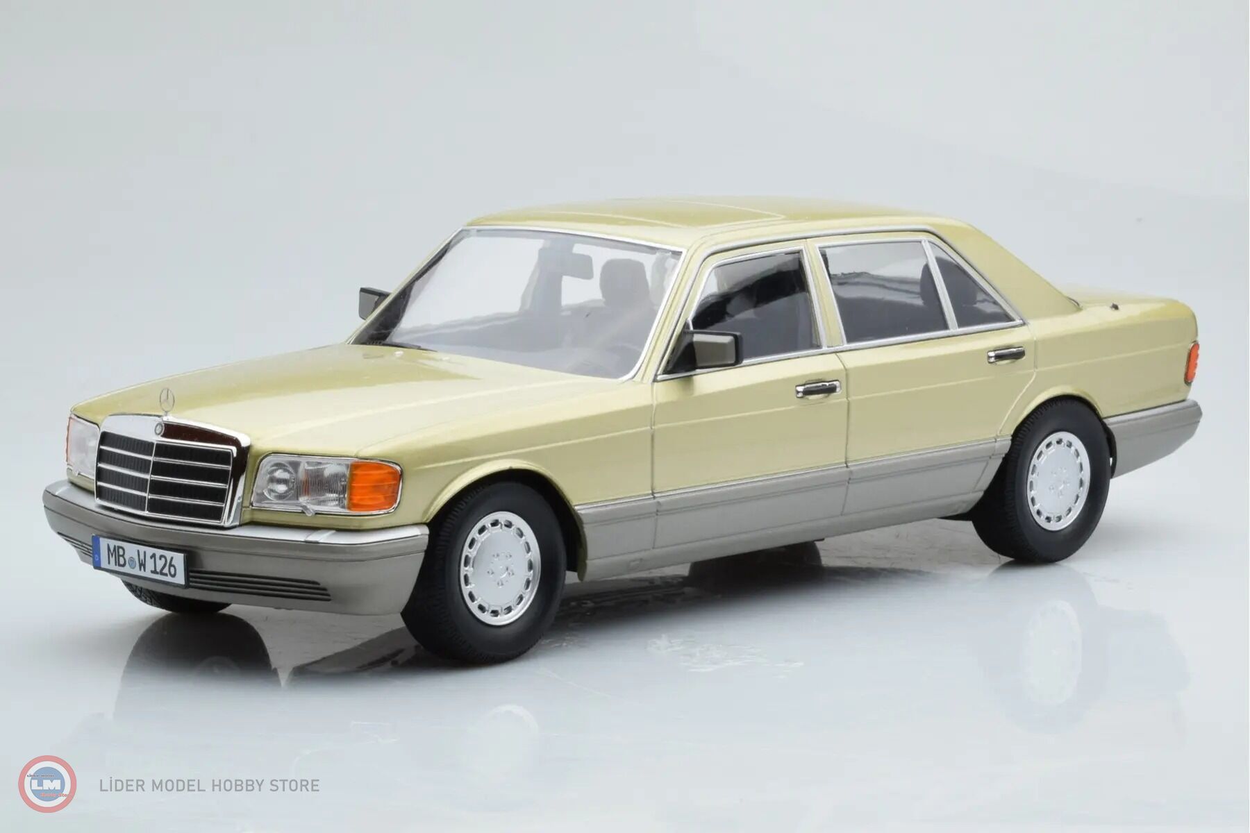 1:18 1985 Mercedes Benz 560 SEL (W126)