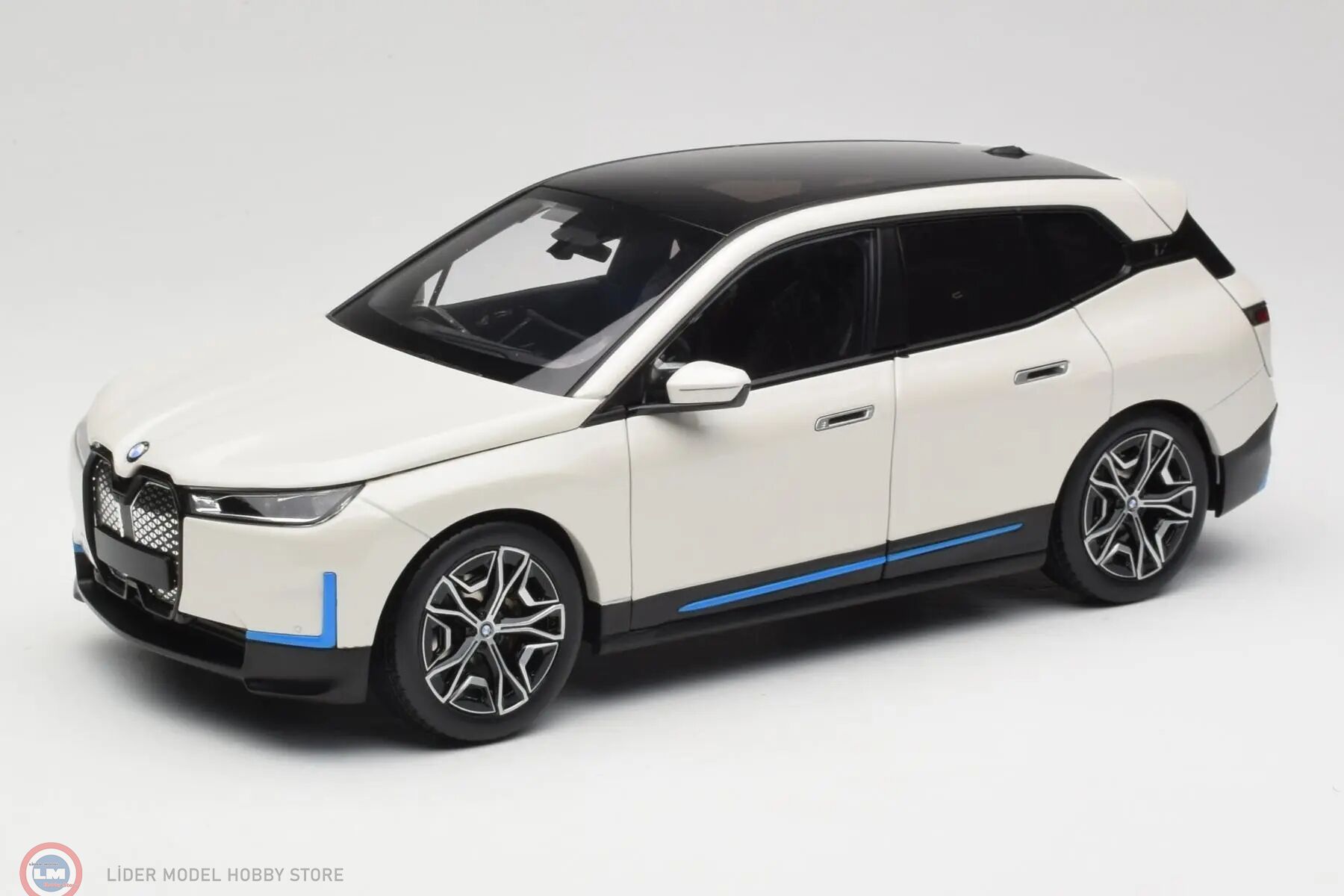 1:18 Minichamps 2023 BMW IX Metallic White