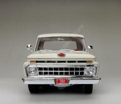 1:18 1965 Ford F-100 Custom Cab Pickup