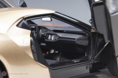 1:18 2022 Ford GT 2022 Alan Mann Heritage Edition (Alan Mann Red) 72928 (Holman Woody Gold)