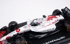 1:43 Burago Red Bull RB21 #1 MAX VERSTAPPEN WINNER JAPAN GP 2025 (with hardcase & helmet)