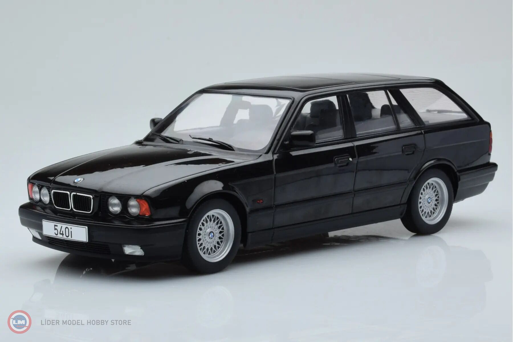 1:18 MCG 1991 BMW 5er (E34) Touring