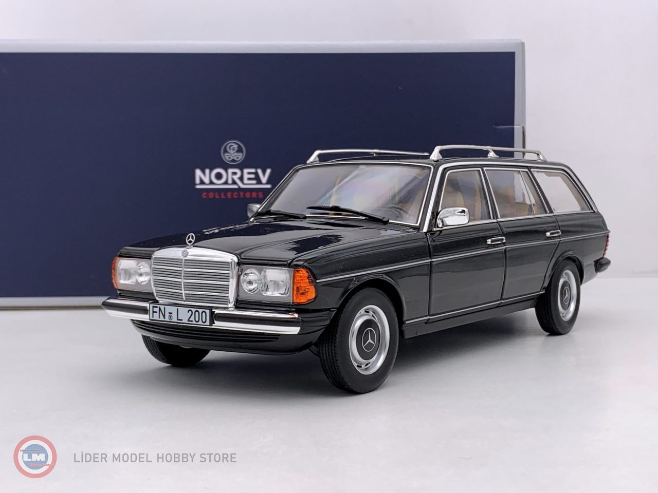 1:18 1982 Mercedes Benz 200 T S123 - W123