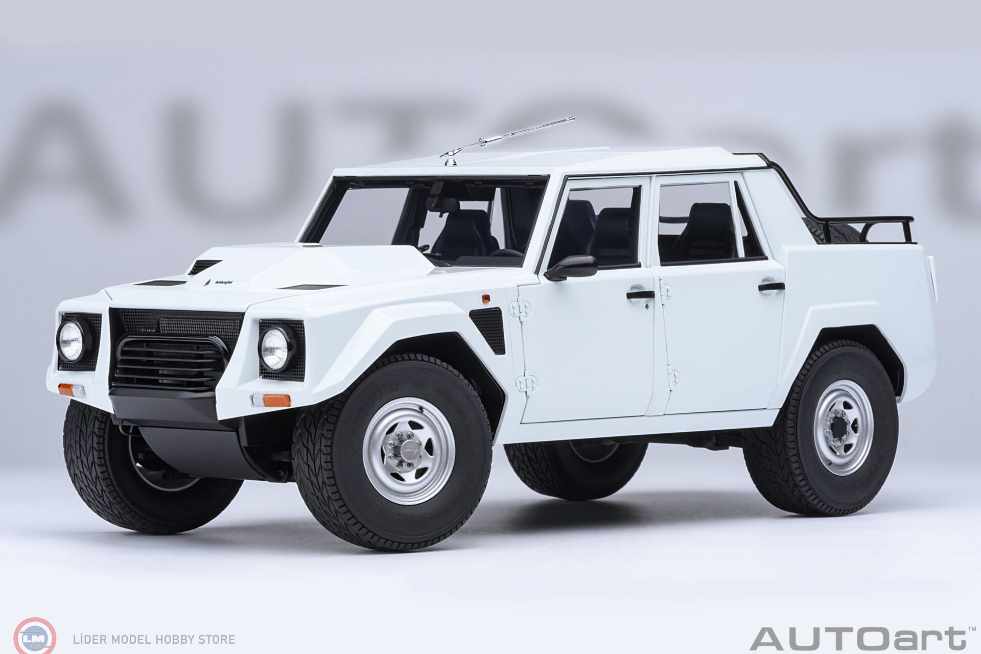 1:18 Autoart 1986 Lamborghini LM002 Bianco Polo Park White