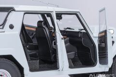 1:18 Autoart 1986 Lamborghini LM002 Bianco Polo Park White