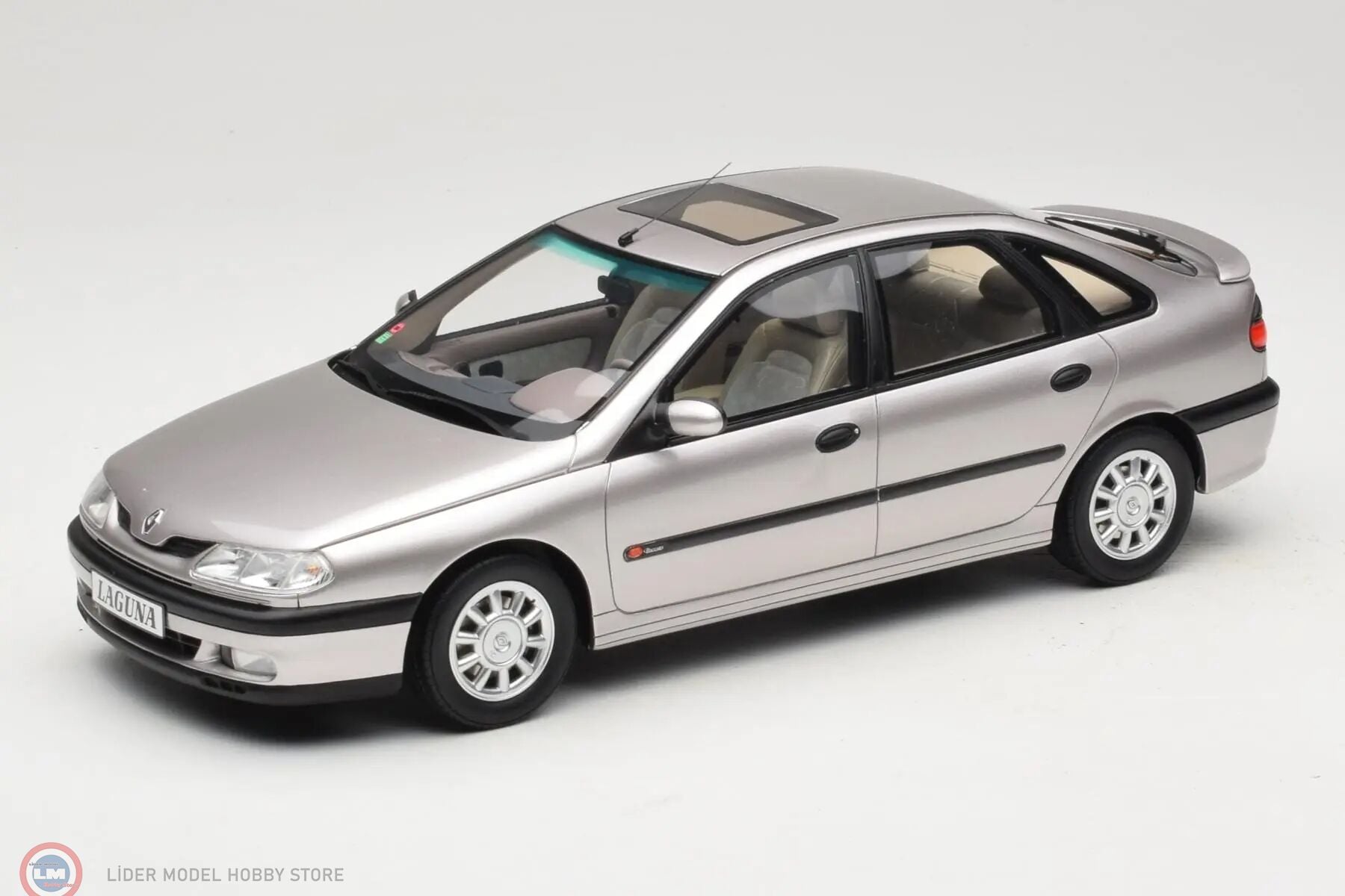 1:18 Otto 1996 Renault Laguna V6 3.0 Baccara Opal Grey