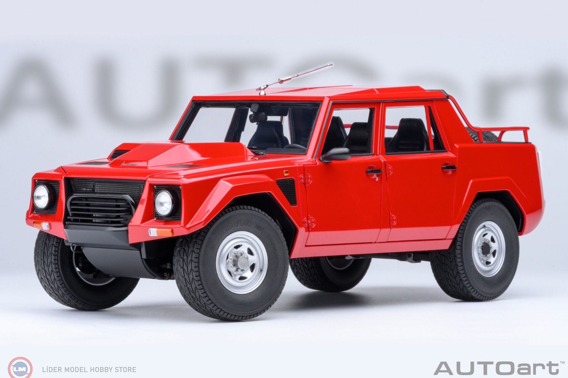 1:18 Autoart 1986 Lamborghini LM002 (Rosso Siviglia)