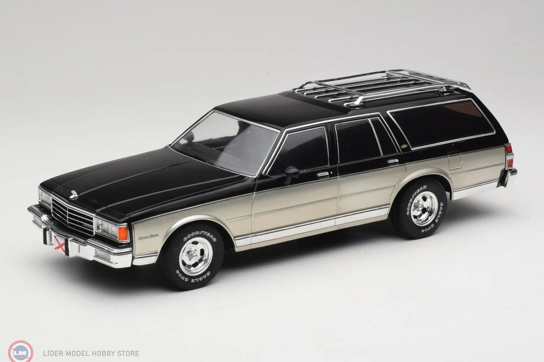 1:18 MCG 1985 Chevrolet Caprice Estate Wagon Silver/Black