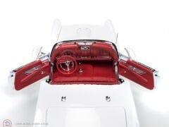 1:18 AutoWorld 1957 Ford Thunderbird