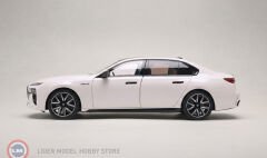 1:18 Minichamps 2024 BMW i7 M70 G70