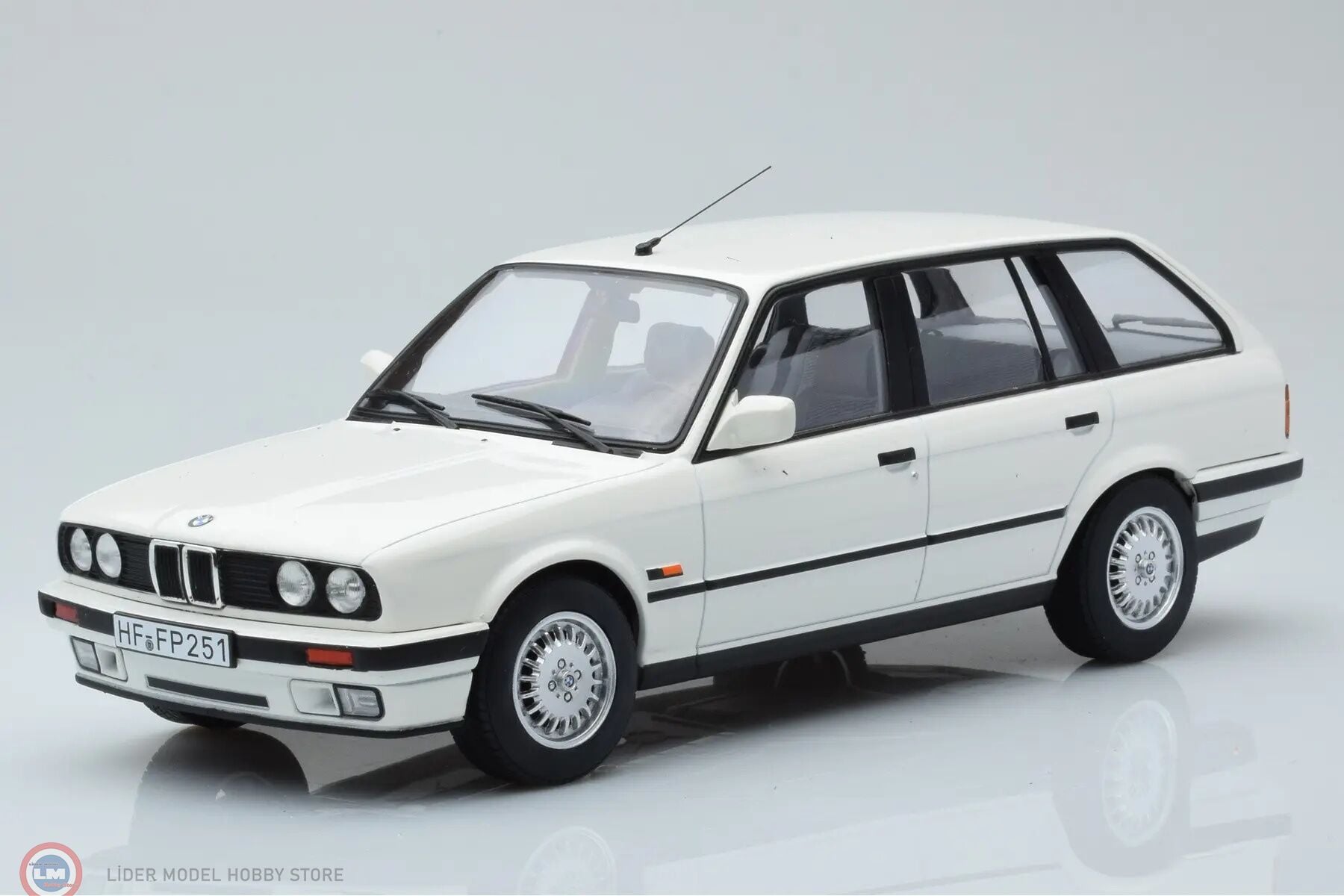 1:18 Norev 1991 BMW 3 Series 325i E30 Touring