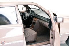 1:18 1989 Mercedes Benz E Class 230 E W124 - Rosewood