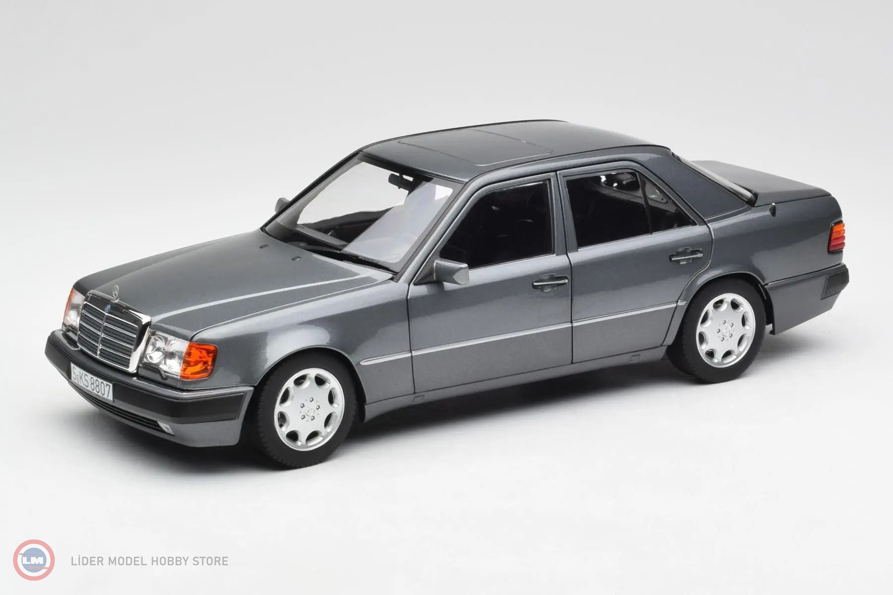 1:18 1990 Mercedes Benz 500E W124 Pearl Grey