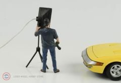 1:18 Weekend Car Show Figure #5