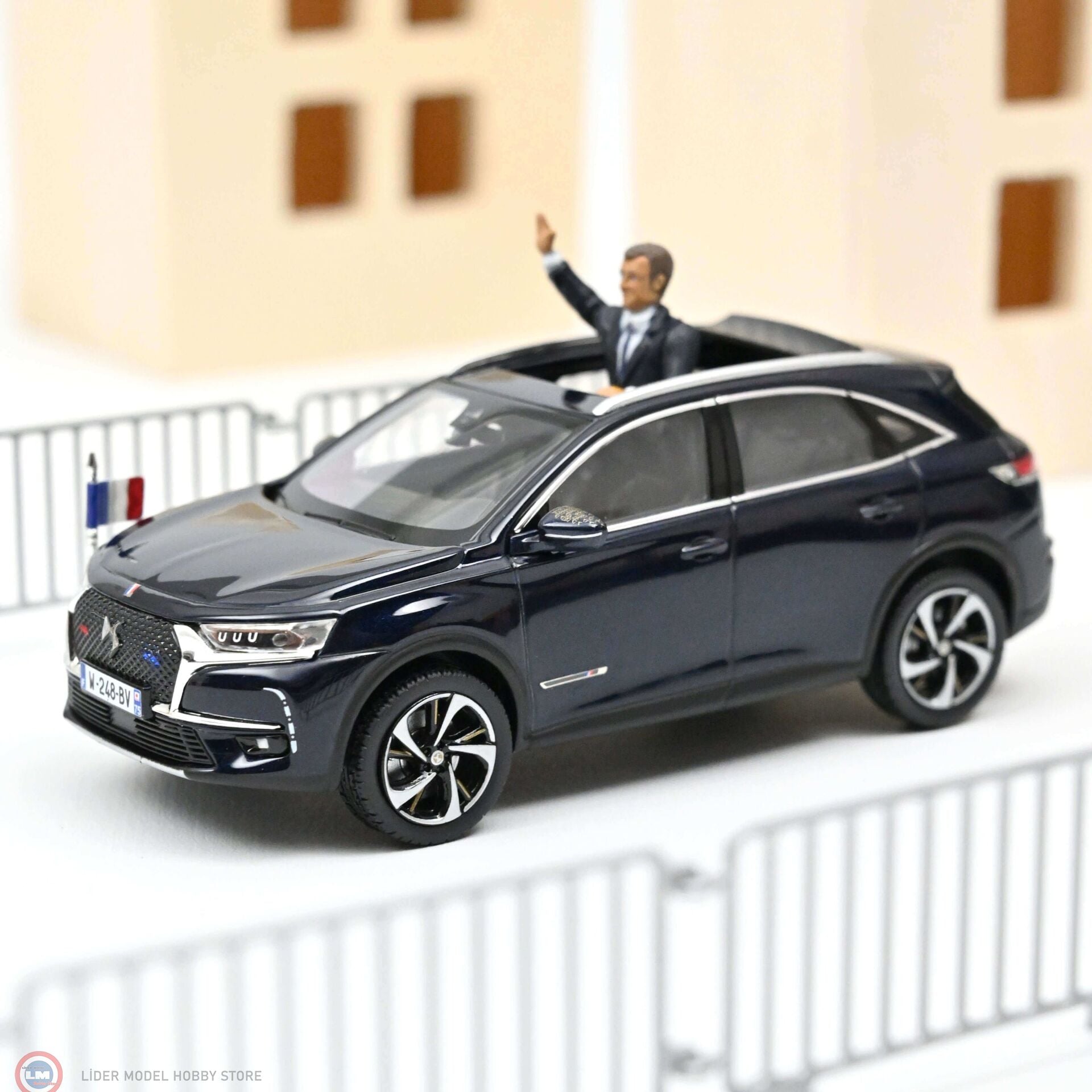 1:43 Norev 2017 DS 7 Crossback Presidentiel -  with figure