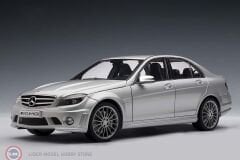 KUSURLU 1:18 Autoart 2008 Mercedes Benz C63 AMG