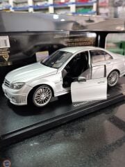 KUSURLU 1:18 Autoart 2008 Mercedes Benz C63 AMG