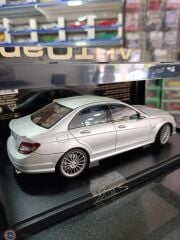 KUSURLU 1:18 Autoart 2008 Mercedes Benz C63 AMG