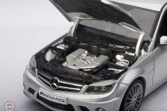 KUSURLU 1:18 Autoart 2008 Mercedes Benz C63 AMG