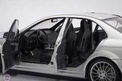 KUSURLU 1:18 Autoart 2008 Mercedes Benz C63 AMG
