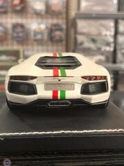 1:18 MR Collection Lamborghini AVENTADOR LP700-4 TRICOLORE