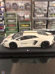 1:18 MR Collection Lamborghini AVENTADOR LP700-4 TRICOLORE