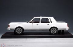 1:18 GLM / Stamp 1989 Lincoln Town Car Signature Series Arctic White