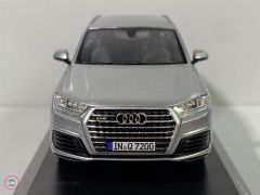 1:43 2015 Audi Q7 Gümüş