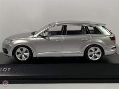 1:43 2015 Audi Q7 Gümüş