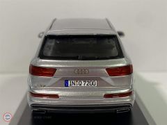 1:43 2015 Audi Q7 Gümüş