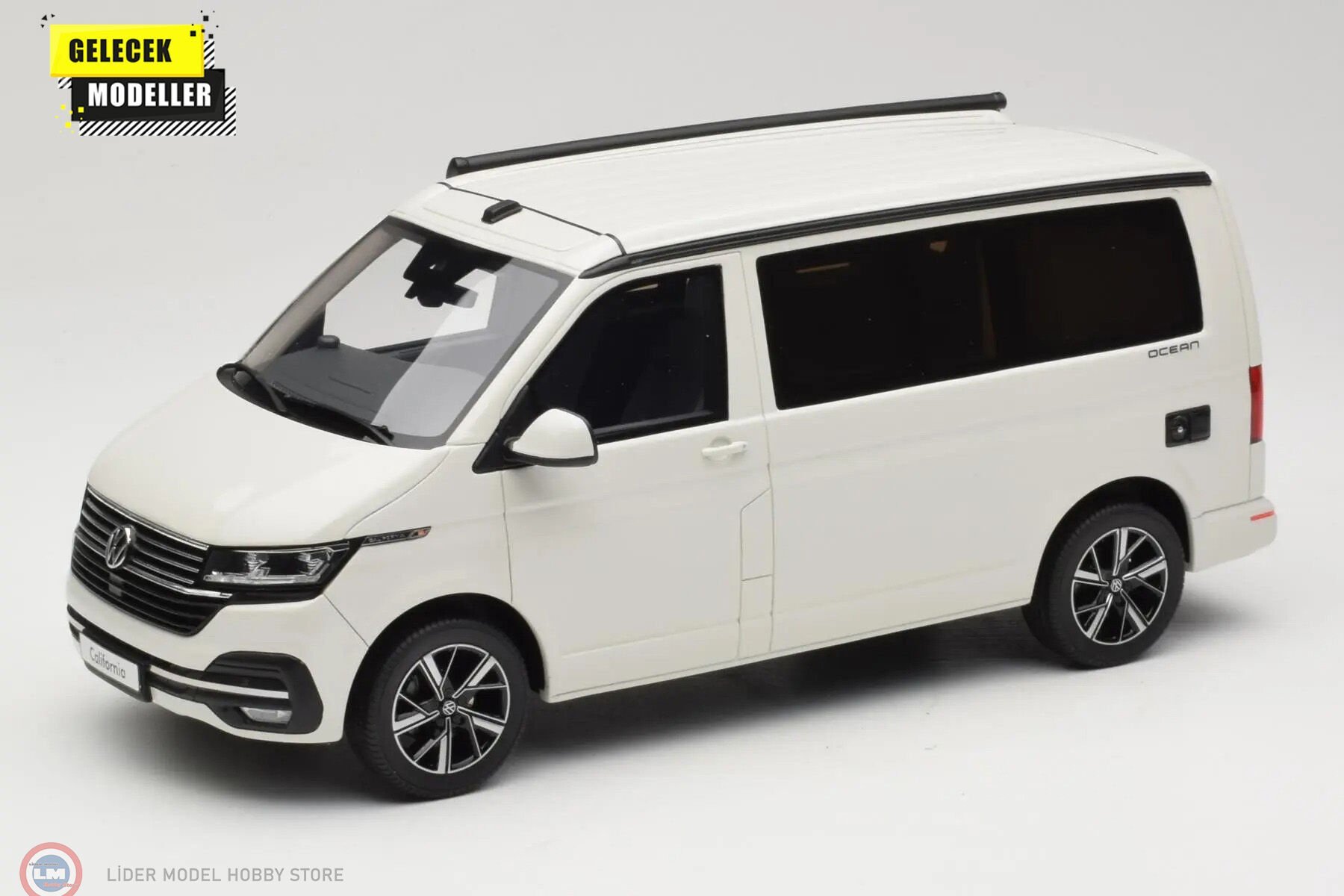 1:18 OTTO 2021 Volkswagen T6 California Ocean Candy White