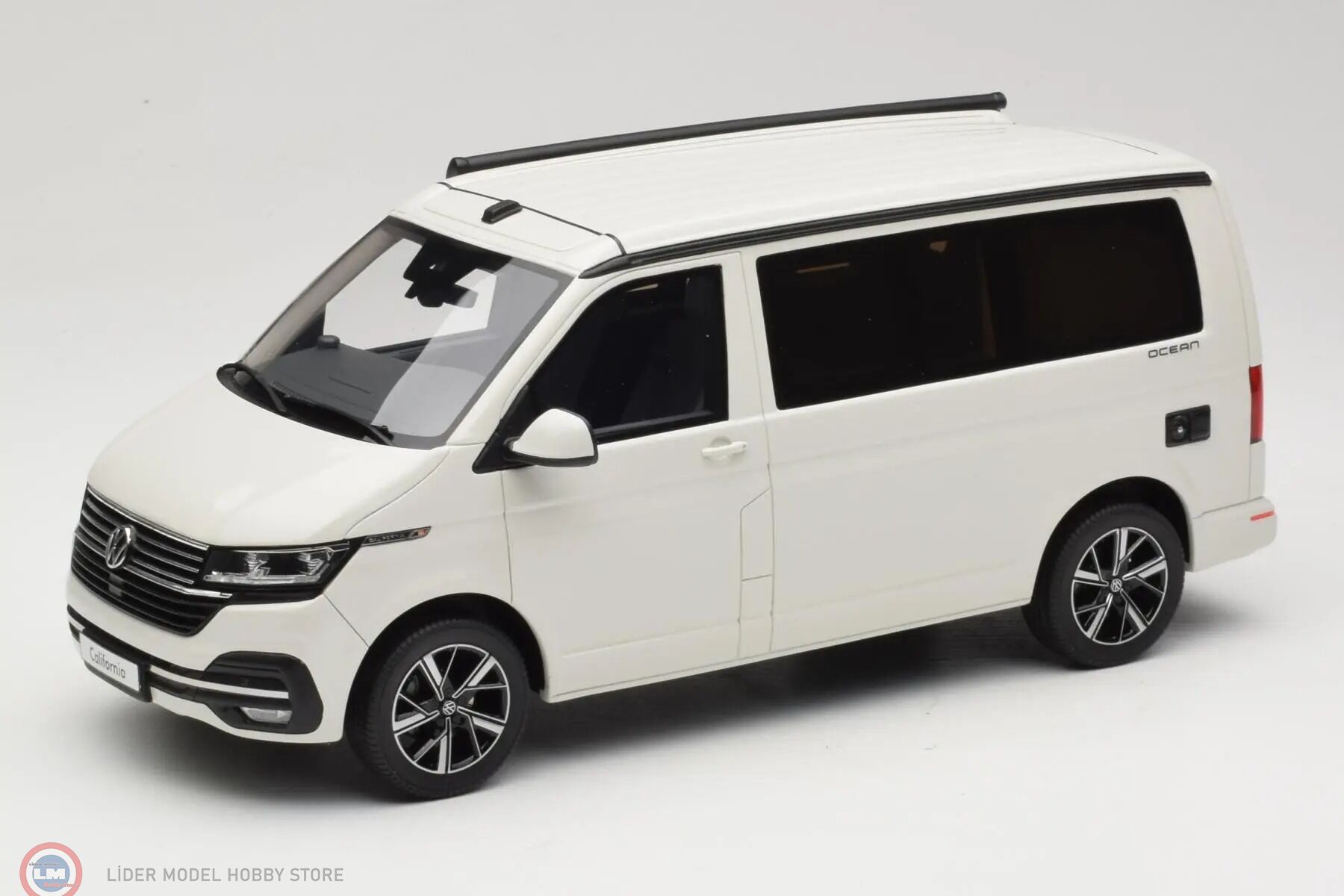 1:18 OTTO 2021 Volkswagen T6 California Ocean Candy White